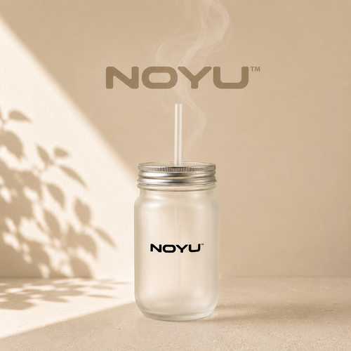 Mason Jar verre 12oz NOYU CAFÉ matcha aesthetic — couvercle bambou et paille verre, fond clean
