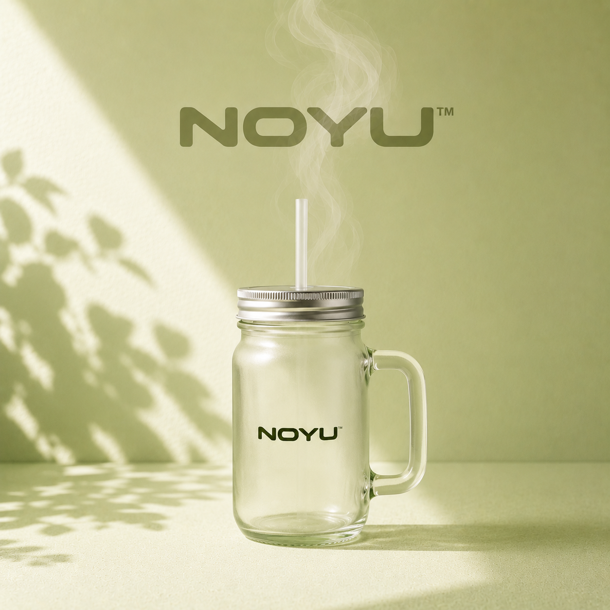 Mason Jar 12oz NOYU CAFÉ avec iced matcha latte — aesthetic glass cup pour rituel matin
