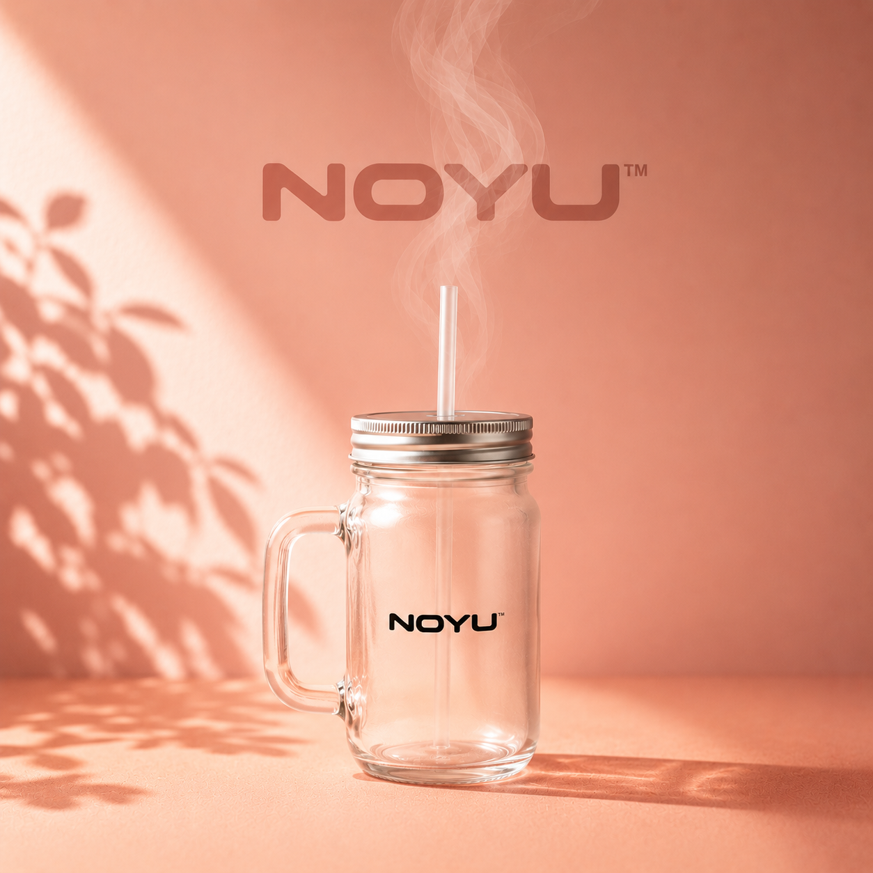 Mason Jar verre transparent 12oz tenu en main — aesthetic matcha glass NOYU CAFÉ couvercle bambou