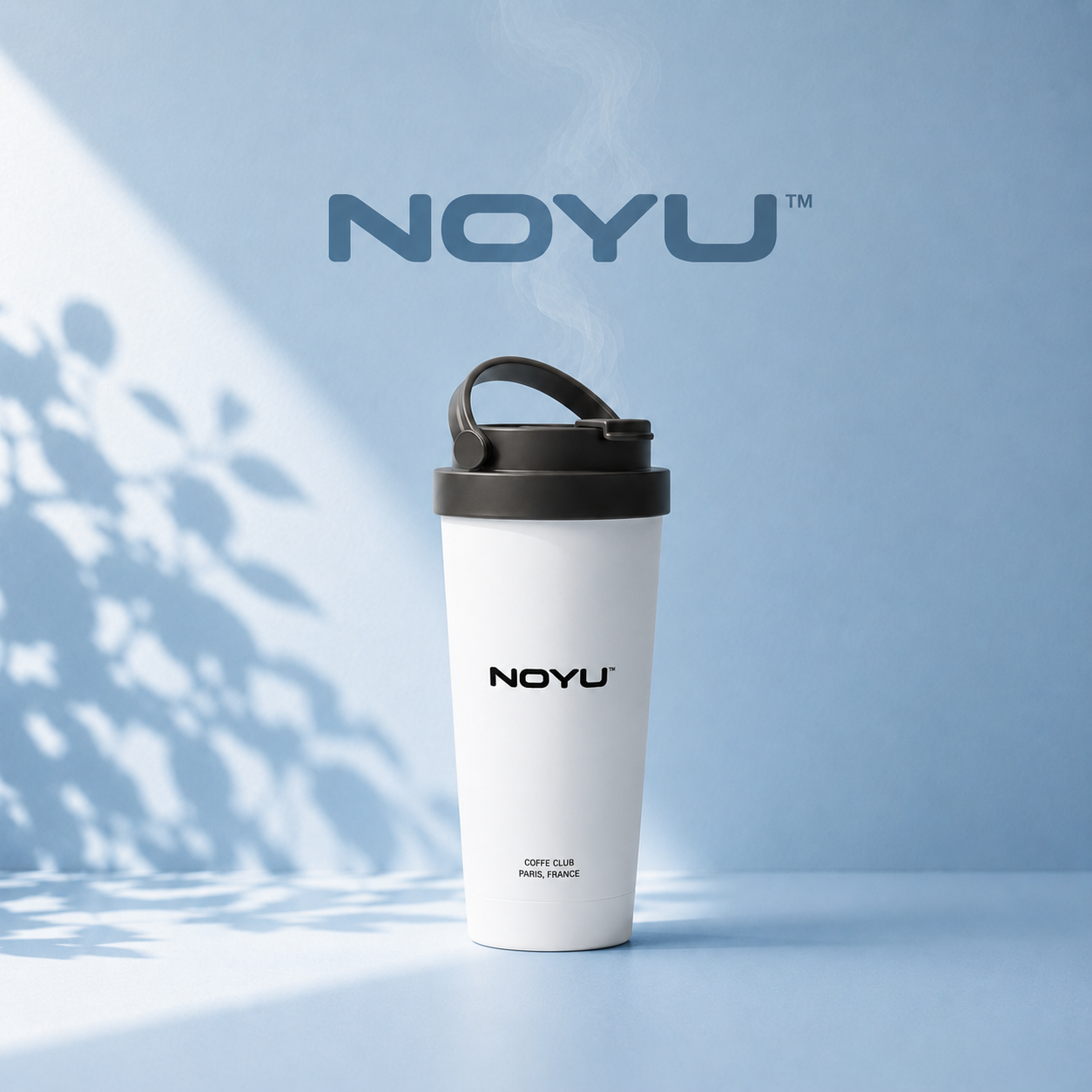 Travel mug 15oz NOYU en main scène urbaine — commuter coffee mug aesthetic