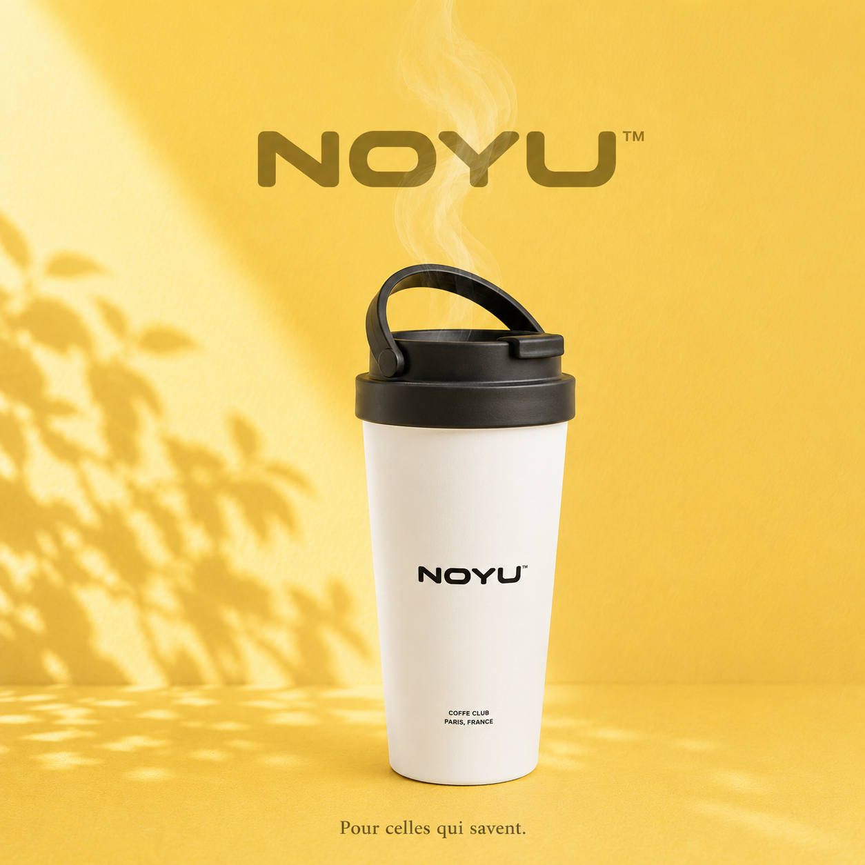 Travel mug NOYU 15oz lifestyle terrasse café — aesthetic coffee on-the-go insulated